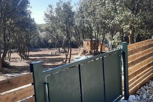 Usred Paluda ilegalno napravio put, posjekao stabla, ogradio parcelu i postavio drvene kućice