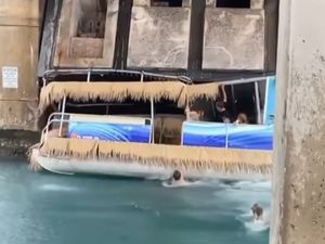 VIDEO Htjeli se skloniti od kiše pa ih prignječio pokretni most