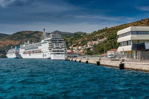 Posadi kruzera koji je prvi uplovio u Dubrovnik uoči Uskrsa uručen Statut grada