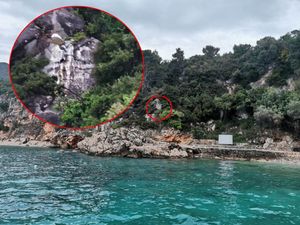 Na stijeni iznad plaže kod Dubrovnika stoji veliki četnički grafit