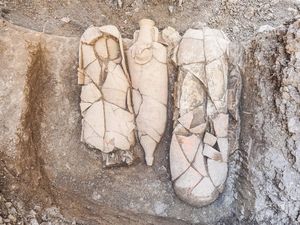 HOMO EX HUMO Čovjek iz tla antičke nekropole grada Hvara