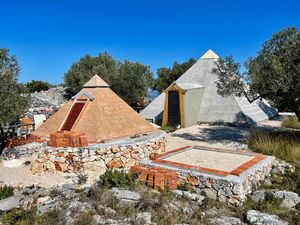 PIRAMIDE NA DUGOM OTOKU Gradi ih umjetnik u masliniku svoje majke
