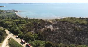 Pulski vatrogasci objavili nevjerojatan video gašenja požara na Dragoneri, snimljen iz zraka
