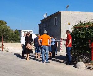 ODGOĐENA DELOŽACIJA Svpetrvs hoteli ipak nisu uspjeli jutros ući u posjed nogometnog igrališta NK Jadran u Supetru