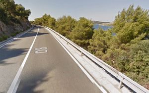 POGINULA ŽENA Automobilom sletjela s Jadranske magistrale kod Šparadića