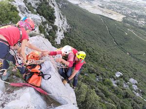 DRAMATIČNA NOĆ NA KOZJAKU Spasitelji unesrećenog uočili dronom na vrhu stijene