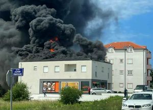 DRAMA U KAŠTELIMA Gori zgrada trgovačkog lanca, ima ozlijeđenih!