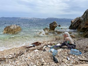 TKO JE SIRENEA? Mlada glumica koja je spojila ribare i ronioce u akciji čišćenja podmorja