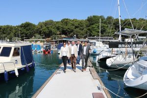 Postavljeni novi pontoni u pulskoj luci Bunarina