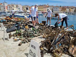 NEVJEROJATNO Iz lučice u centru Rovinja izvađeno više od tonu otpada