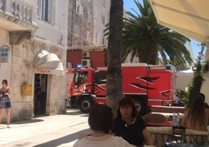 VIDEO Vatrogasna vozila uznemirila građane na splitskoj Rivi – Planuo stan u staroj gradskoj jezgri