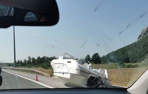 VELIKE GUŽVE Zapalio se automobil na A1, a s prikolice je skliznuo gliser