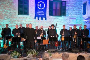 „Kajkavci“ se maestralnim koncertom vratili na kultni omiški Trg