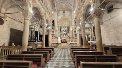 Šibenske jaslice danas kontaminirane zloslutnim crnim insignijama, a usred rata biskup Badurina išao na okupirana područja, sa svećenicima pozivao na ekumenizam i pomirenje!