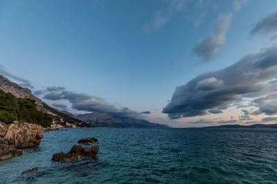 Oblačnije na Jadranu, uz jačanje bure, juga i sve češću kišu