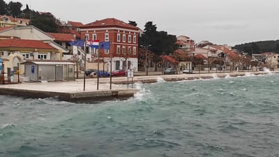 VIDEO Jako jugo u Šibeniku i Tisnom prelijeva rivu, DHMZ izdao upozorenja za obilne oborine i bujične poplave!