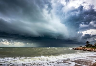 Srijeda razmjerno topla, ali kišovita i vjetrovita, lokalno uz nevrijeme