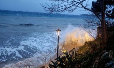 Povremeno kiša, ponegdje i obilnija; jugo i dalje jako, more 5!