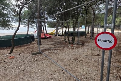 PLAŽA U ŠIMUNIMA Mirni prosvjed na Pagu protiv okupacije pomorskog dobra: "Sprovod pravnoj državi"