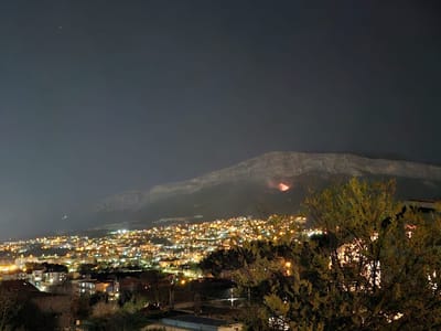 Veliki požar na padinama Kozjaka: Vatrogasci se cijelu noć borili s vatrenom buktinjom iznad Solina