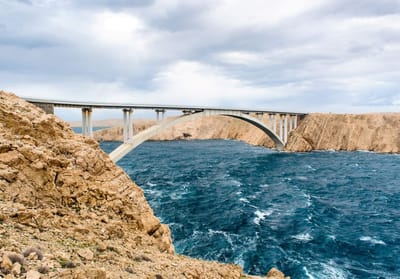 HAK: "Na snazi su brojne zabrane za pojedine skupine vozila, vozačima se savjetuje dodatni oprez i odgoda putovanja"