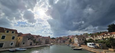 Promjenjivo vrijeme s malo kiše i burom