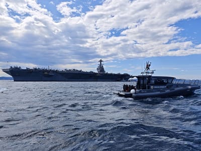 Brod Obalne straže čuva perimetar nosača Forda ispred Splita