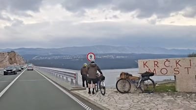VIDEO Biciklisti uklonili prepreku na Krčkom mostu i krenuli...