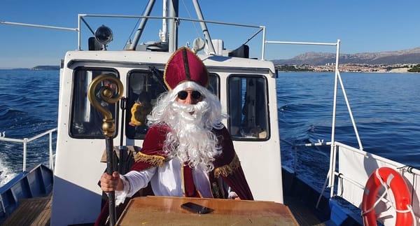 Sveti Nikola stigao brodom djeci Podstrane