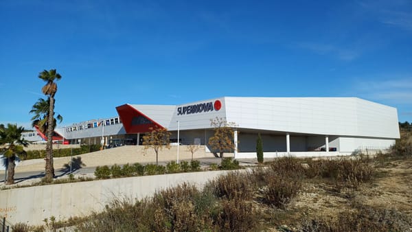 U garaži najvećeg trgovačkog centra u Zadru zapalio se Mercedes s kojim se vlasnica dovezla u kupovinu iz Njemačke