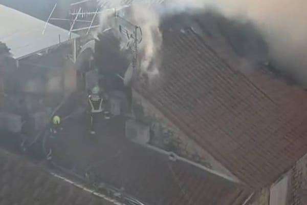 Trogirski se vatrogasci s krovova bore protiv vatre