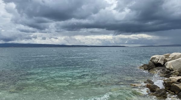 Kišovit i vjetrovit petak uz lokalne nevere