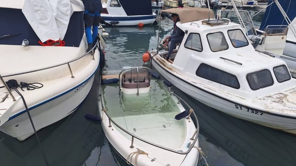 Izvučena potonula brodica u Strožancu