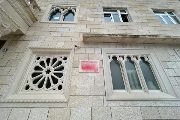 "Nepoznati" divljak oskvrnuo spomen ploču klesarske škole u Pučišćima - Nije shvatio da je snimljen!