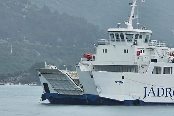 Jadrolinija o 'Stonu': "Trajektna linija Ploče – Trpanj privremeno je u prekidu zbog tehničkog problema na trajektu, no sve je pod kontrolom"