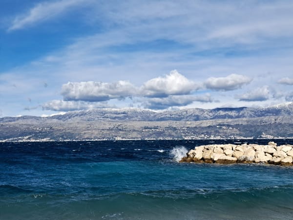 FOTO/VIDEO Kad bura „pomete” otok, u Supetru raščisti i nebo i misli!