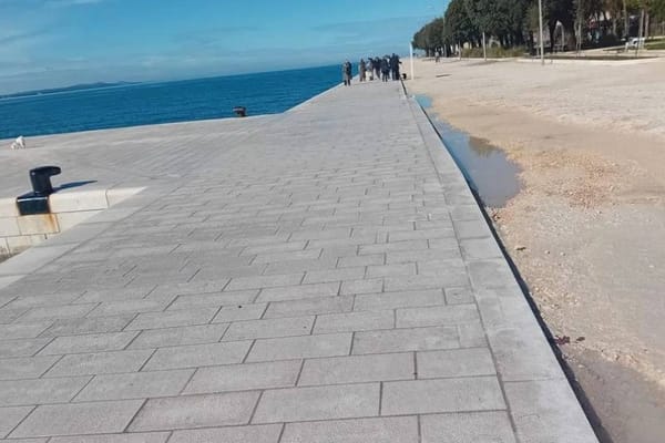 Jugo "ukralo", komunalci vratili: "Na zadarsku rivu postavljen novi materijal"