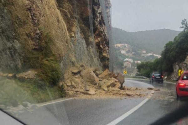Velika količina kamenja odronila se na cestu u Zatonu kod Dubrovnika