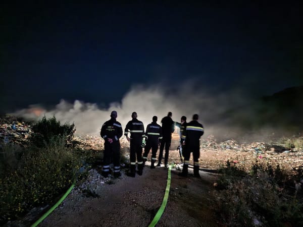 U požaru na Lastovu izgorjelo prizemlje kuće, tri automobila i ribarski magazin