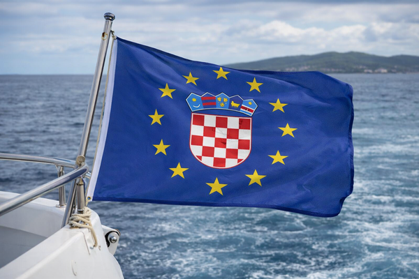 VIZIJA BUDUĆNOSTI Jedinstvena europska zastava kao sinteza identiteta i suvereniteta