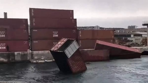 VIDEO Pogledajte snimku porazbacanih kontejnera u moru riječke luke