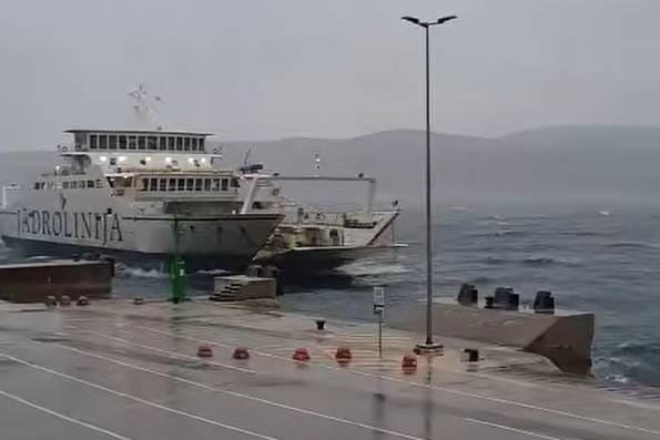 Loše vrijeme prekinulo brojne linije, no trajekt između Brestove - Porozine plovi unatoč olujnom vjetru!"