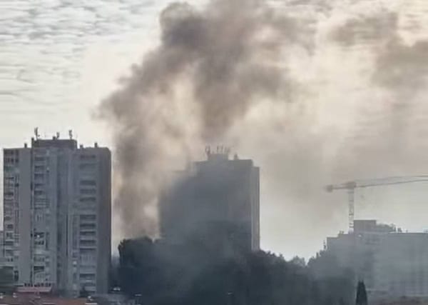 POŽAR U PULI Zapalila se drvenarija i otpad, pa izgorio i automobil