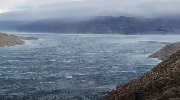 I dalje olujna bura s orkanskim udarima, more ponegdje 5!