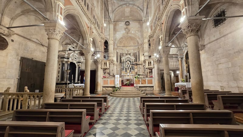 Šibenske jaslice danas kontaminirane zloslutnim crnim insignijama, a usred rata biskup Badurina išao na okupirana područja, sa svećenicima pozivao na ekumenizam i pomirenje!