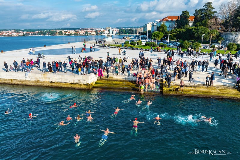 ZADAR Deseto novogodišnje zimsko kupanje na Morskim orguljama