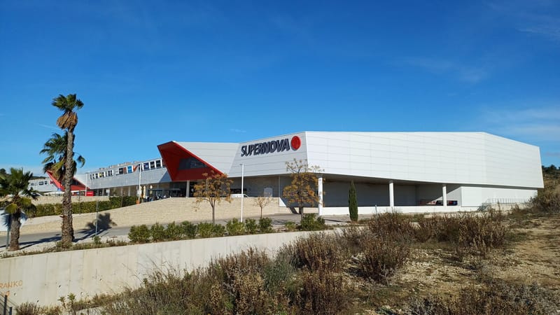 U garaži najvećeg trgovačkog centra u Zadru zapalio se Mercedes s kojim se vlasnica dovezla u kupovinu iz Njemačke