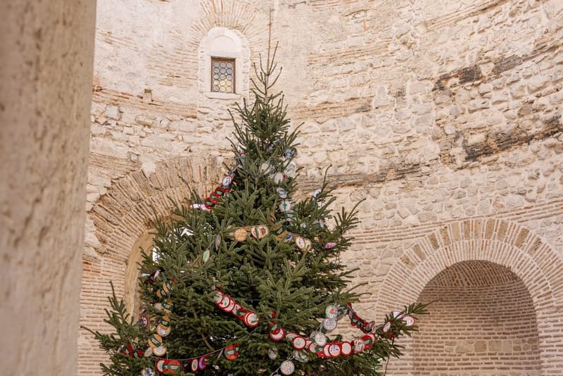 DAVNI DANI Dalmatincima je Badnjak oduvijek grijao dušu: "Umjesto božićnog drvca u kuću se unosila slama, a svijeća se gasila komadićem kruha umočenim u vino - evo i zašto!"