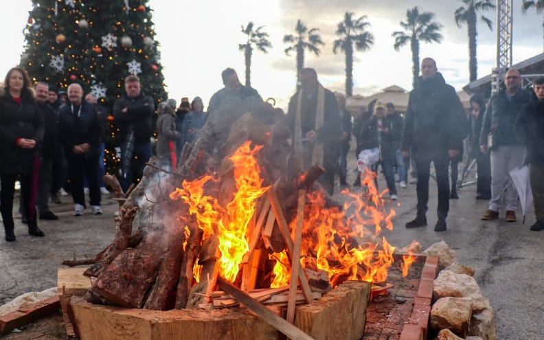 TRADICIJA Unatoč kiši Vir je palio badnjak: "Zajedništvo na lijepom otoku!"