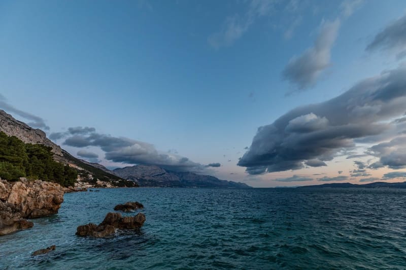 Oblačnije na Jadranu, uz jačanje bure, juga i sve češću kišu